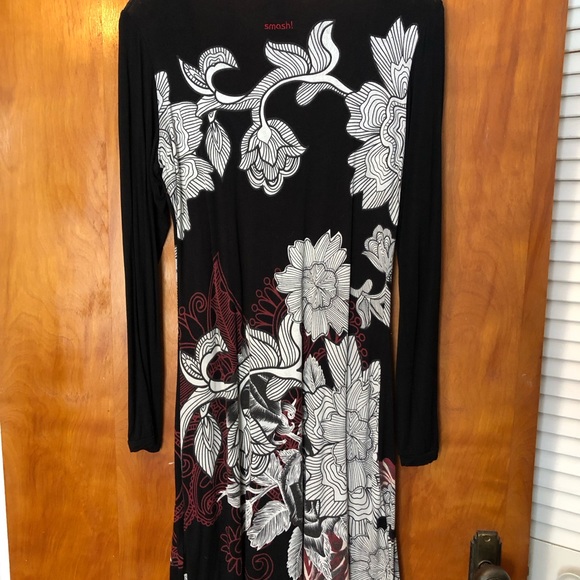 Short “Smash” dress size US small. Black and red design - Picture 3 of 6